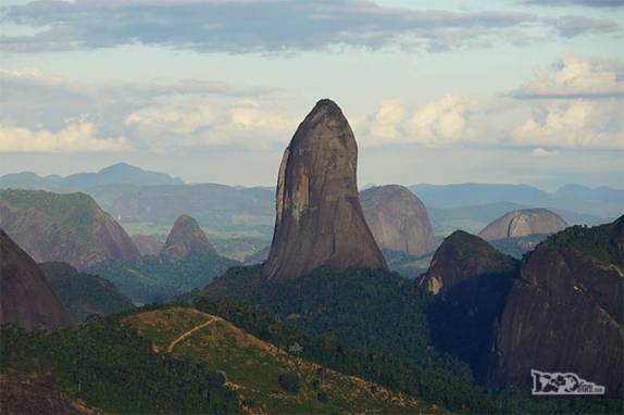 A proeminente e belíssima Pedra da Agulha, em Pancas, na região dos Pontôes Capixabas, noroeste do Espírito Santo (foto da internet)